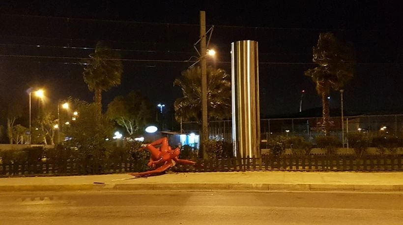 Επικό τρολάρισμα για την «αποκαθήλωση» του γλυπτού Phylax στο Τwitter (εικόνες)